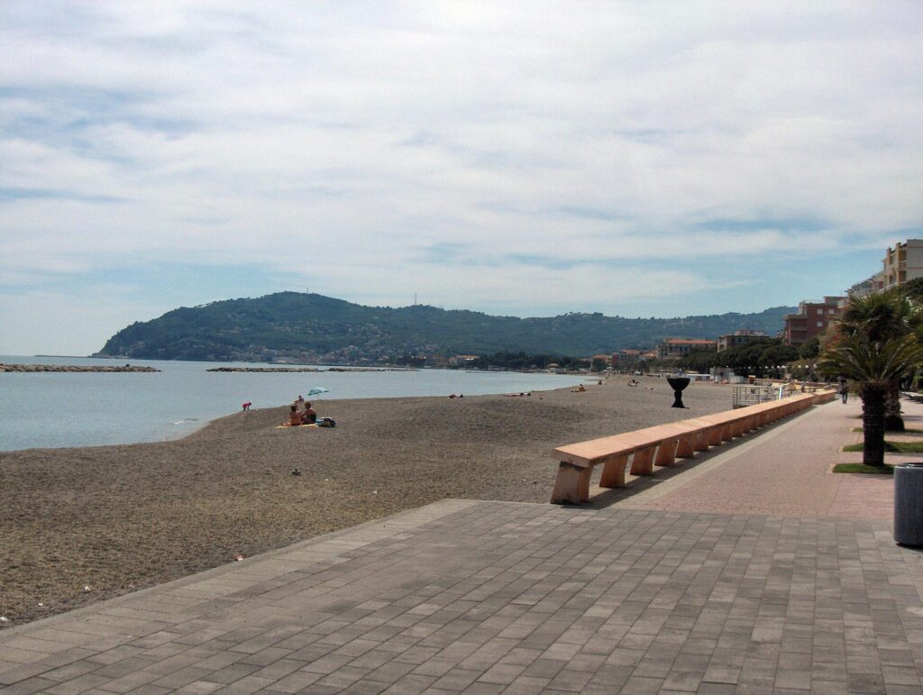 Il lungomare e la spiaggia di San Bartolomeo al Mare