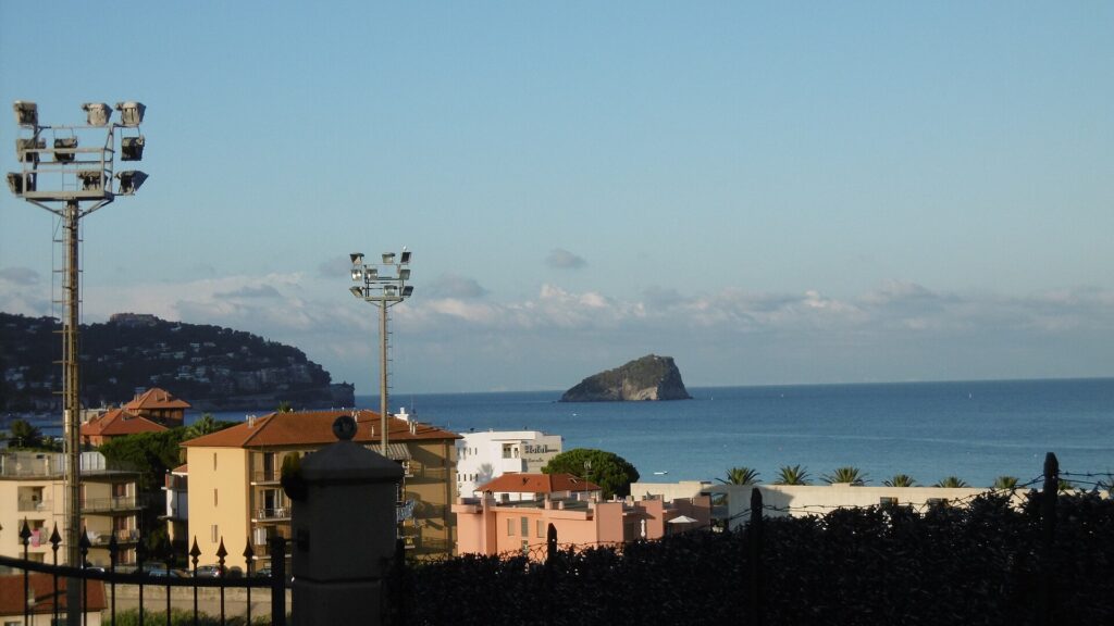 Il mare di Spotorno con l'isola di Bergeggi