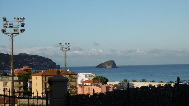 Il mare di Spotorno con l'isola di Bergeggi
