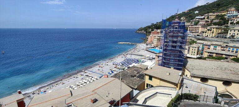 Il mare e la spiaggia di Sori dall'alto