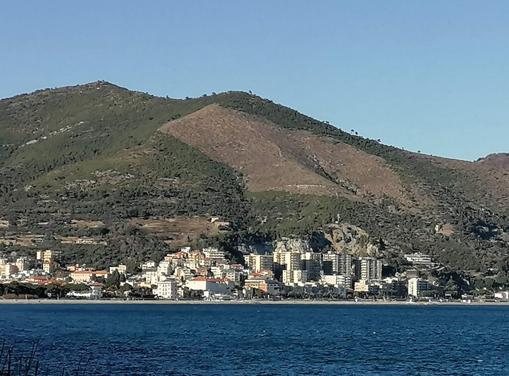 Il monte Mao e Spotorno dalla passeggiata Noli–Spotorno