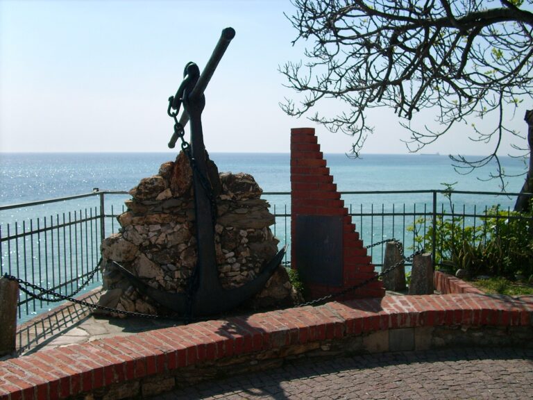 Il monumento ai caduti del mare a Sori