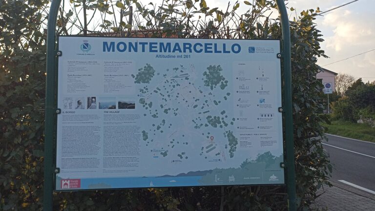 Il pannello informativo a Montemarcello