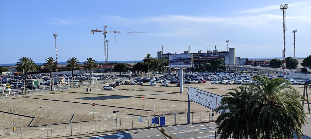 Il parcheggio e l'area esterna dell'aeroporto di Genova