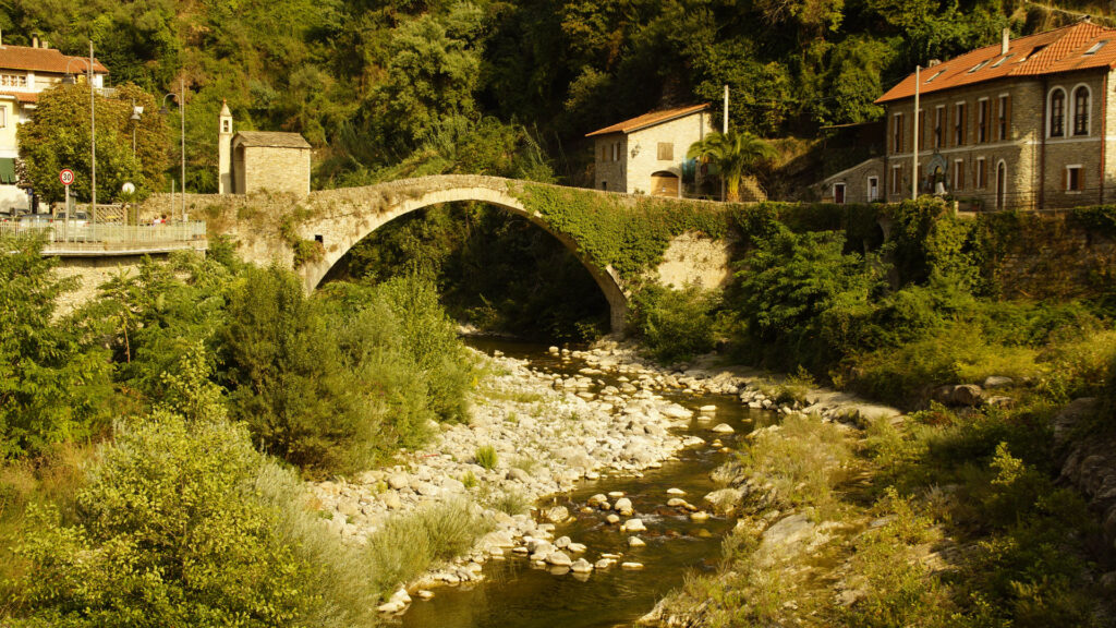 Il ponte di pietra sul torrente Argentina a Badalucco