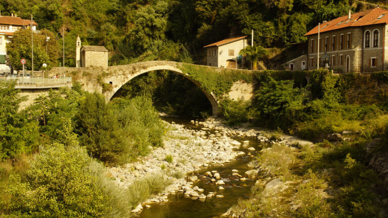 Il ponte di pietra sul torrente Argentina a Badalucco