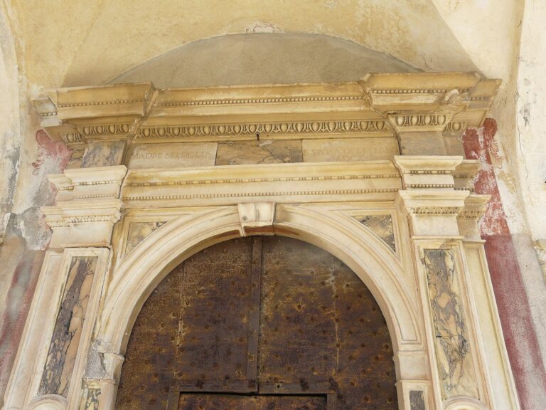 Il portale della chiesa di Lingueglietta
