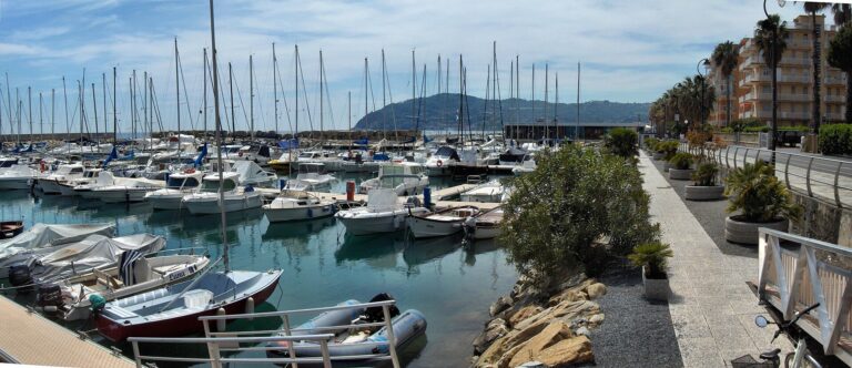 Il porto e il lungomare di San Bartolomeo al Mare