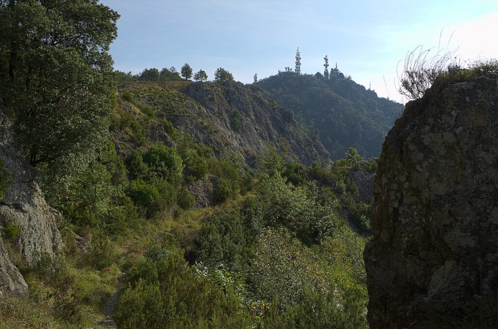 Il sentiero per il monte San Nicolao sopra Deiva Marina