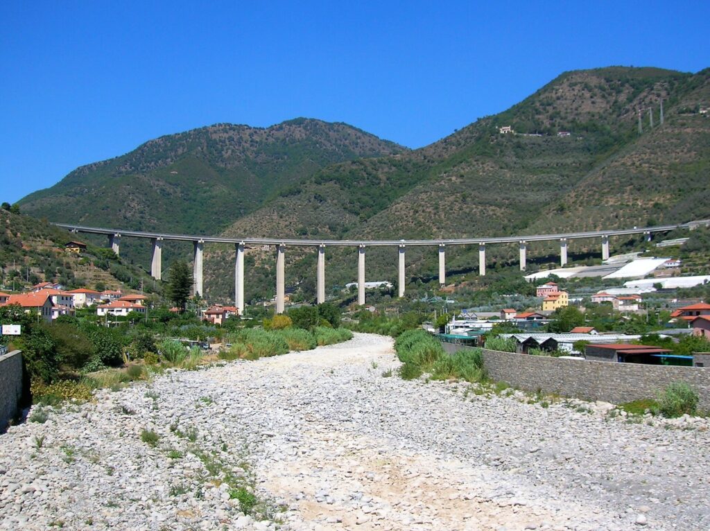 Il torrente Argentina e il viadotto sotto Taggia