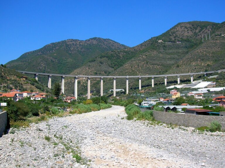 Il torrente Argentina e il viadotto sotto Taggia