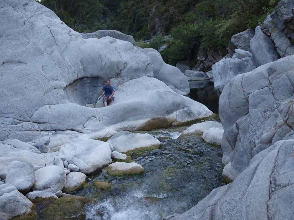Il torrente Argentina e le rocce levigate