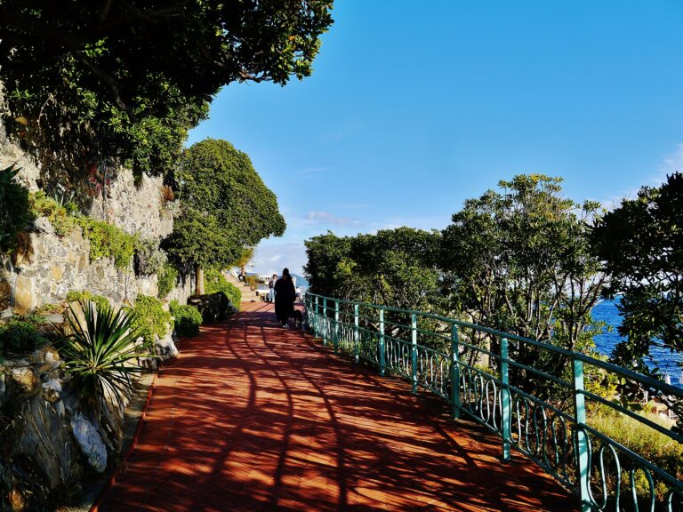Il tratto della passeggiata Anita Garibaldi tra i giardini