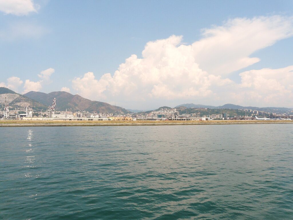L'aeroporto di Genova visto dal mare