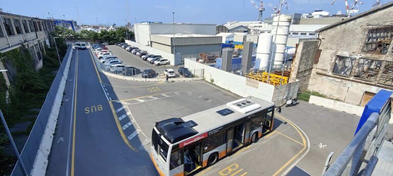 L'autobus AMT davanti alla stazione di Genova Sestri Ponente Aeroporto