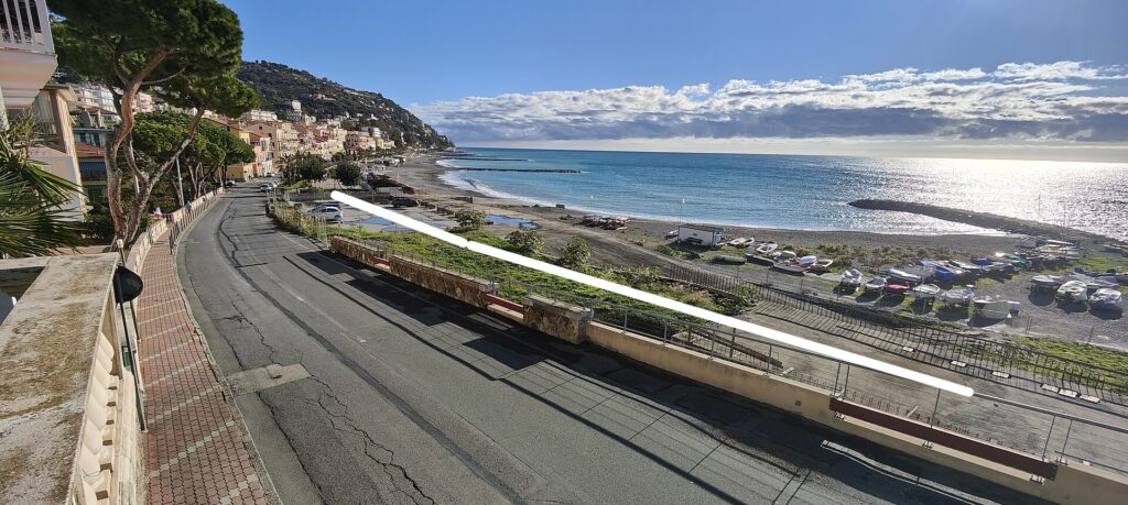 L'ex tracciato ferroviario sul mare a Ospedaletti