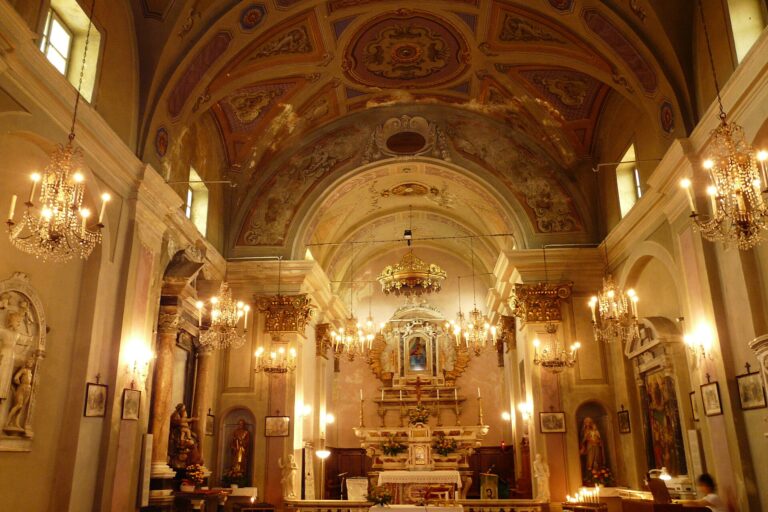 L'interno della chiesa di San Pietro a Montemarcello