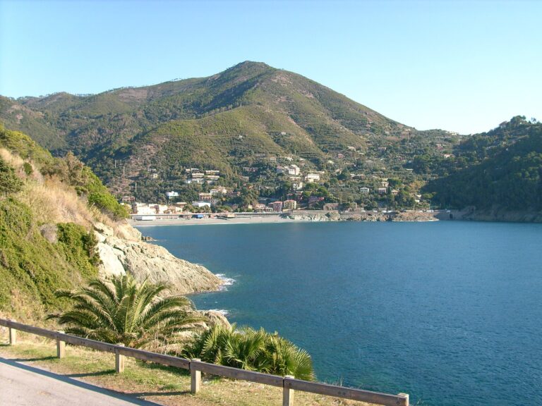 La baia di Bonassola vista dalla costa