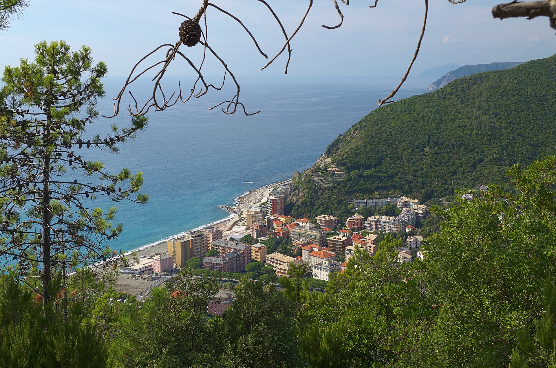 La baia di Deiva Marina vista dall'alto