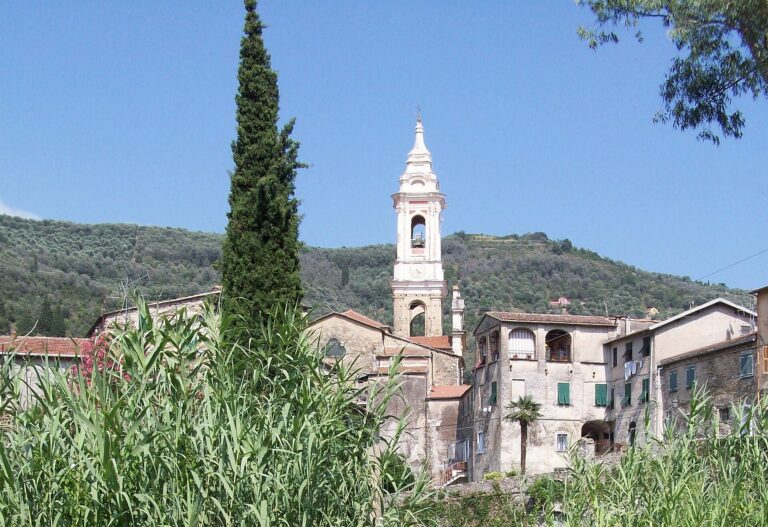 La chiesa di Dolcedo vista dal torrente