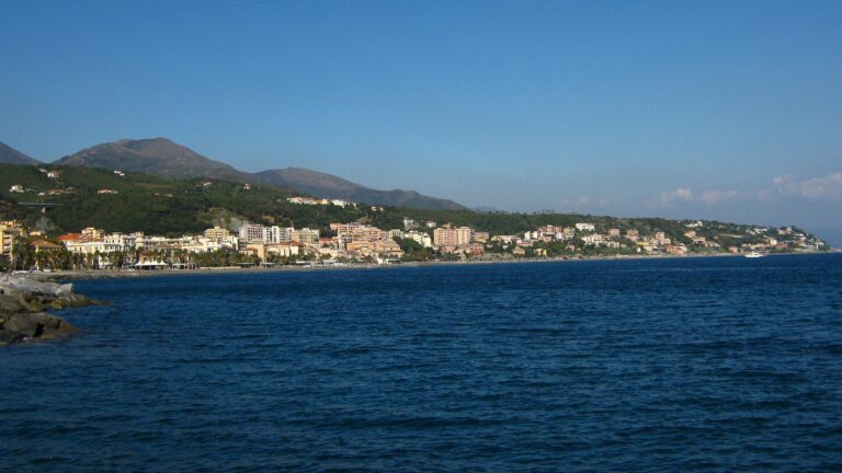 La costa di Cogoleto vista dal mare