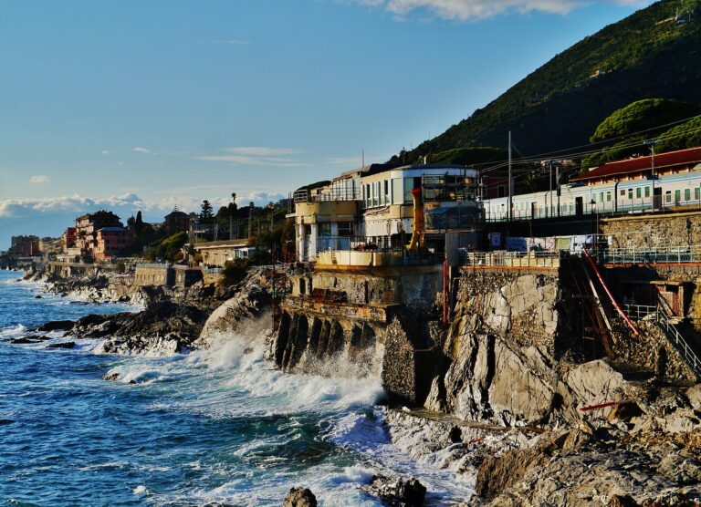 La costa di Nervi con la passeggiata e la ferrovia