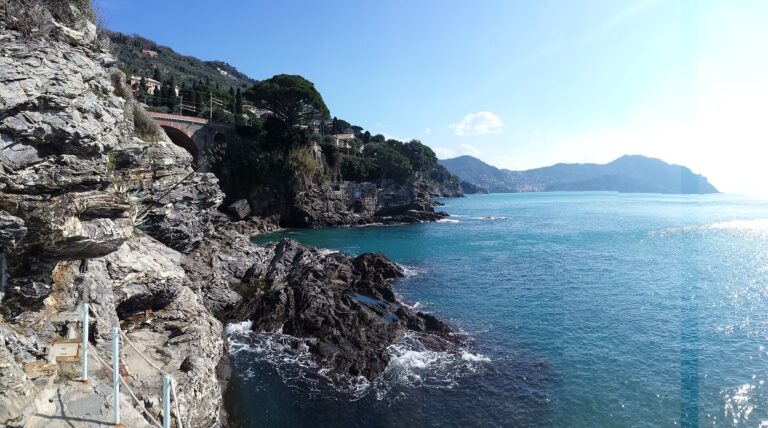 La costa rocciosa di Sori