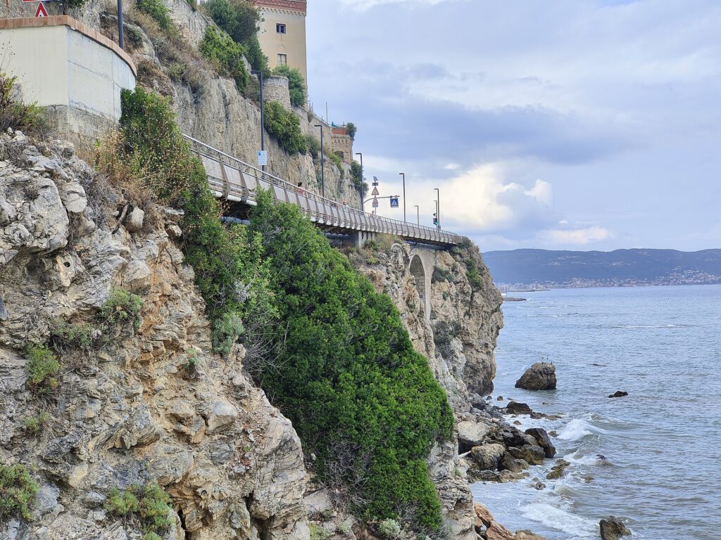 La costa rocciosa tra Ceriale e Borghetto