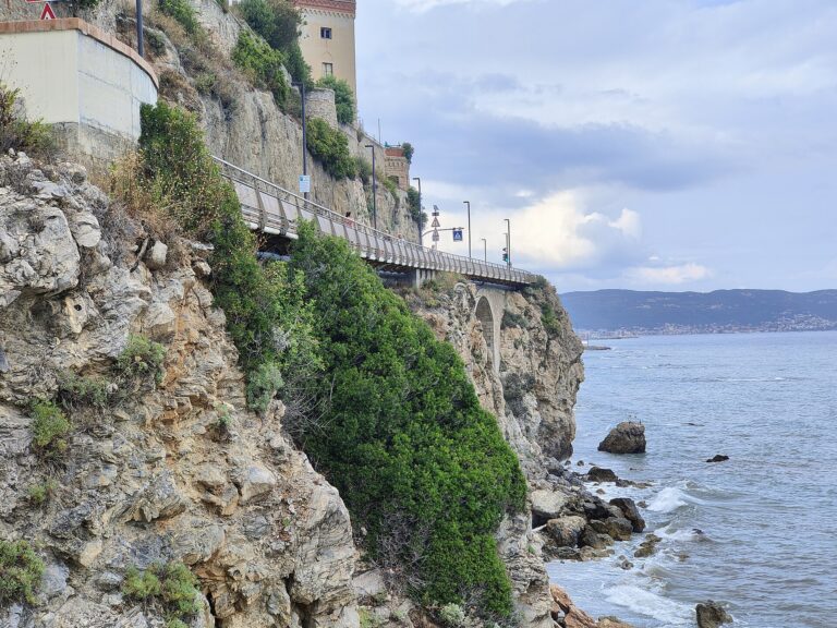 La costa rocciosa tra Ceriale e Borghetto