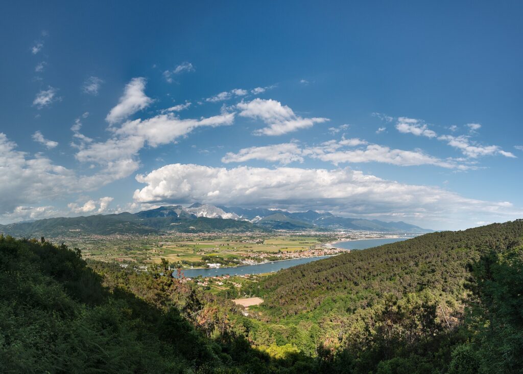 La foce del Magra con le Alpi Apuane
