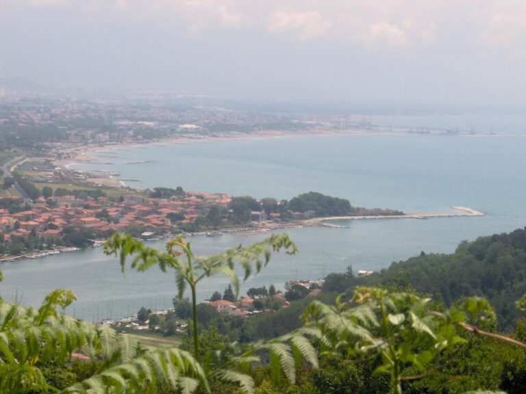 La foce del Magra vista dall'alto