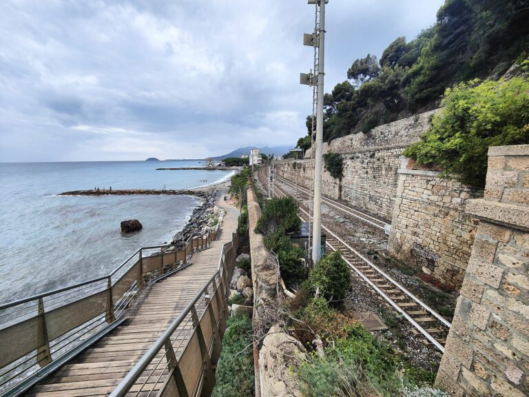 La passeggiata a mare di Ceriale accanto alla ferrovia