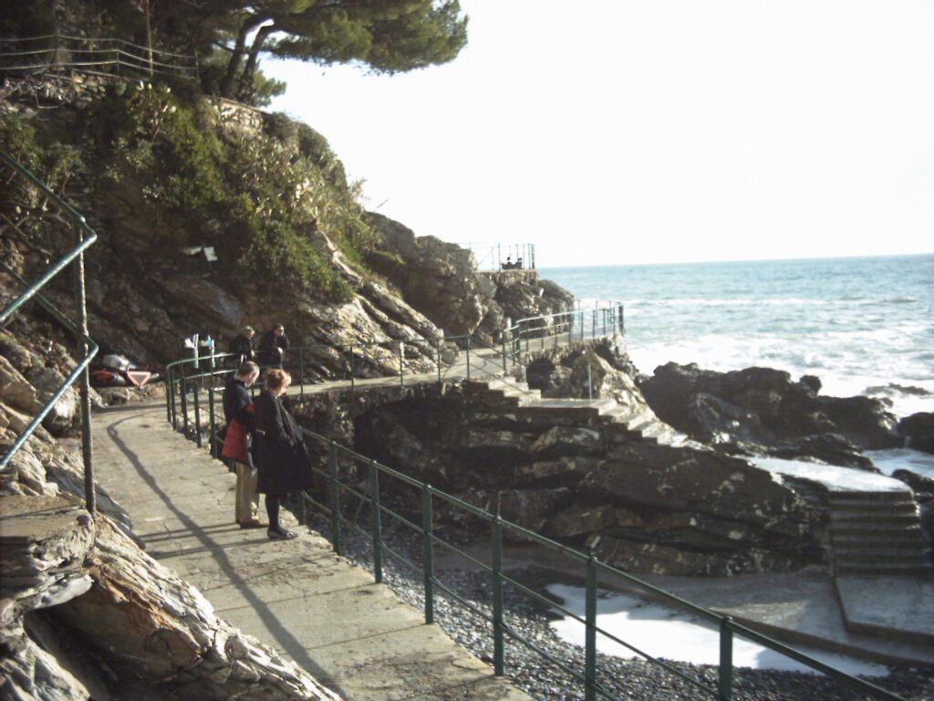 La passeggiata a mare di Zoagli lungo la scogliera