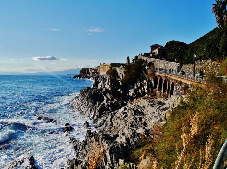 La passeggiata Anita Garibaldi a picco sul mare a Nervi