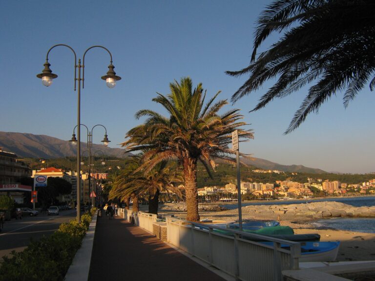 La passeggiata sul mare di Cogoleto tra le palme