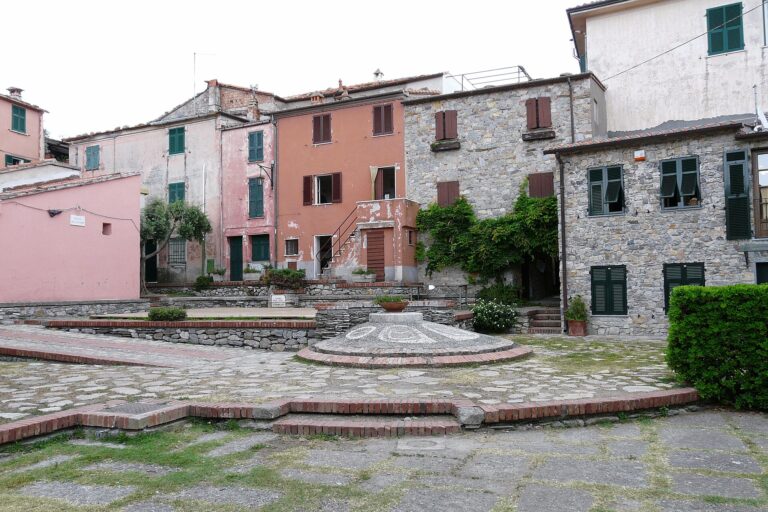 La piazza del borgo di Montemarcello