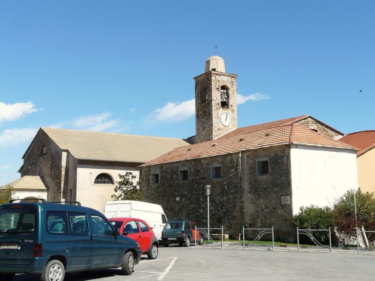La piazza e il campanile di Lingueglietta