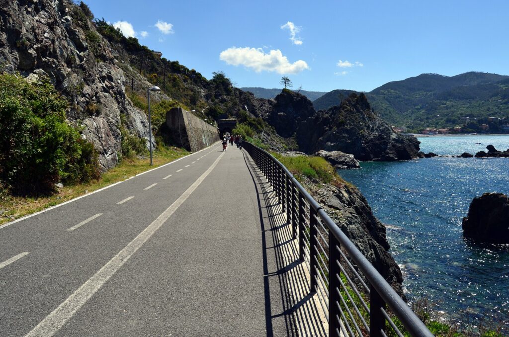 La pista ciclabile Bonassola–Framura lungo il mare
