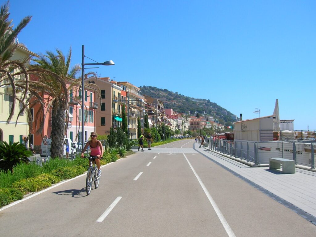 La pista ciclabile sul lungomare di Ospedaletti