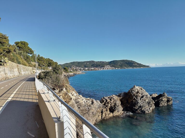 La pista ciclopedonale di Andora con vista sul mare