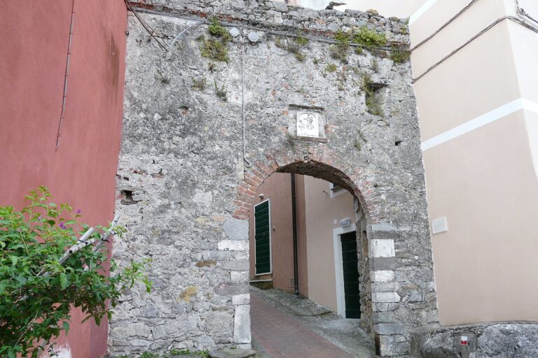 La porta del centro storico di Montemarcello
