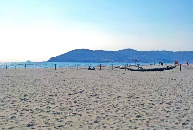 La spiaggia con il promontorio di Montemarcello sullo sfondo