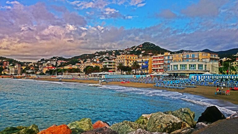 La spiaggia di Albissola Marina vista dagli scogli