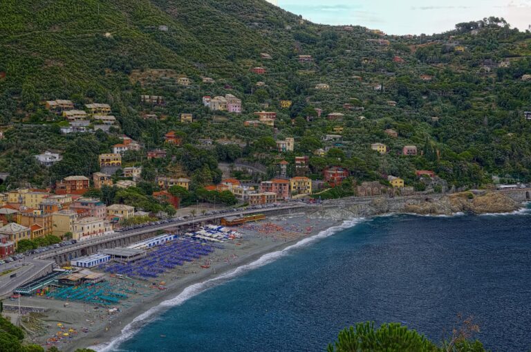 La spiaggia di Bonassola vista dall'alto