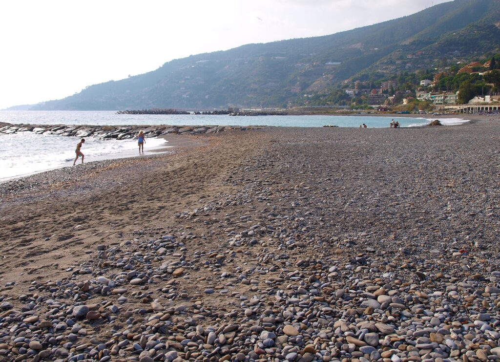 La spiaggia di ciottoli di Ospedaletti