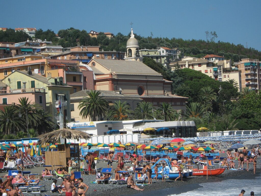 La spiaggia di Cogoleto con la chiesa sullo sfondo