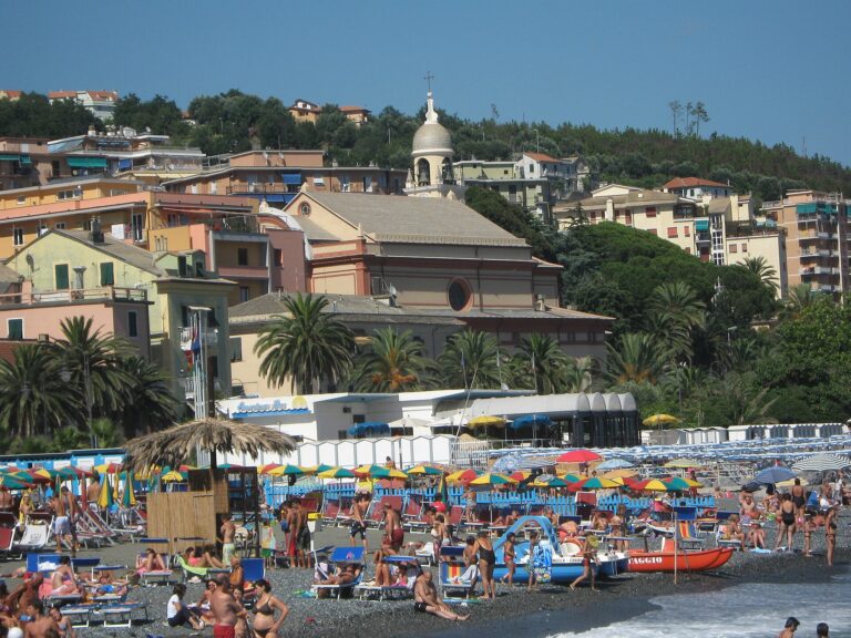La spiaggia di Cogoleto con la chiesa sullo sfondo