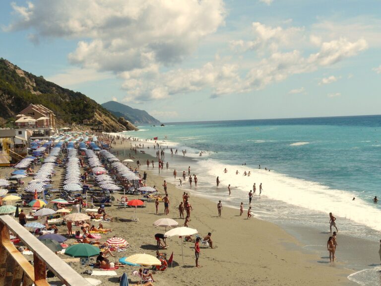 La spiaggia di Deiva Marina con gli ombrelloni