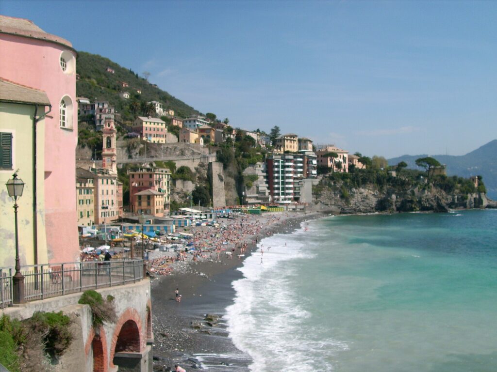 La spiaggia di Sori con il lungomare