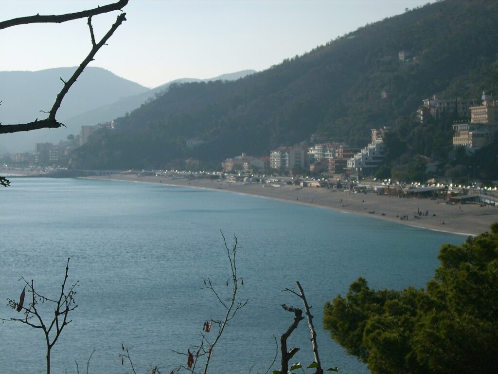 La spiaggia e la baia di Spotorno